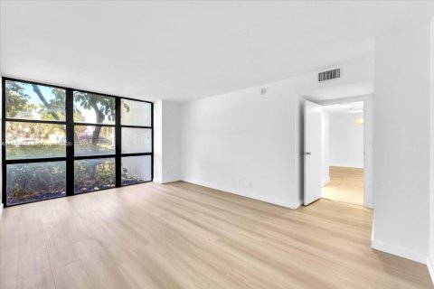 Condominio en venta en Hallandale Beach, Florida, 2 dormitorios № 1889593 - foto 17