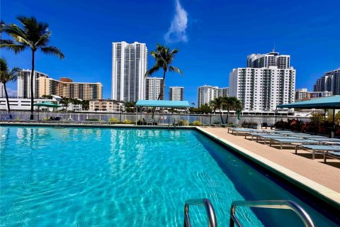 Condominio en venta en Hallandale Beach, Florida, 2 dormitorios № 1889593 - foto 26