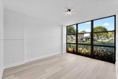 Condominio en venta en Hallandale Beach, Florida, 2 dormitorios № 1889593 - foto 3