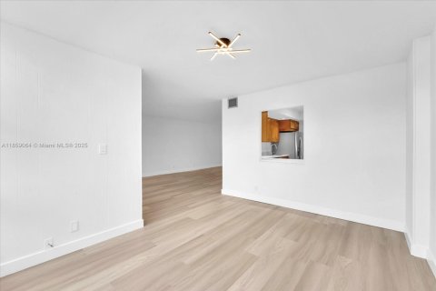 Condominio en venta en Hallandale Beach, Florida, 2 dormitorios № 1889593 - foto 23