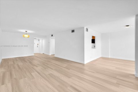 Condominio en venta en Hallandale Beach, Florida, 2 dormitorios № 1889593 - foto 13