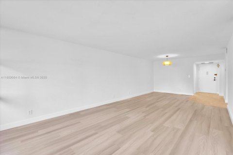 Condominio en venta en Hallandale Beach, Florida, 2 dormitorios № 1889593 - foto 14