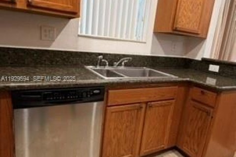 Снять в аренду таунхаус в Майами-Гарденс, Флорида 4 спальни, 156.73м2, № 1989574 - фото 5