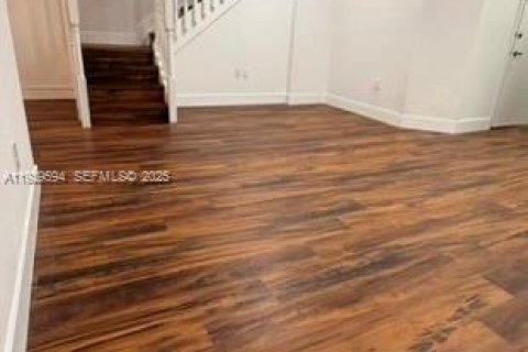 Снять в аренду таунхаус в Майами-Гарденс, Флорида 4 спальни, 156.73м2, № 1989574 - фото 9