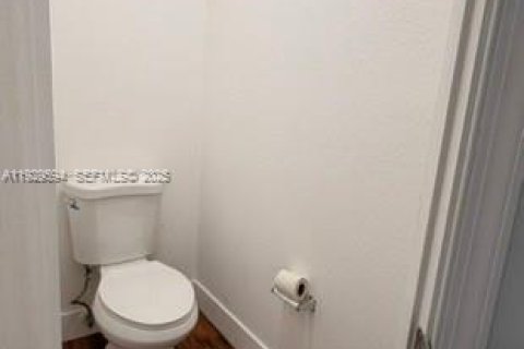 Снять в аренду таунхаус в Майами-Гарденс, Флорида 4 спальни, 156.73м2, № 1989574 - фото 25