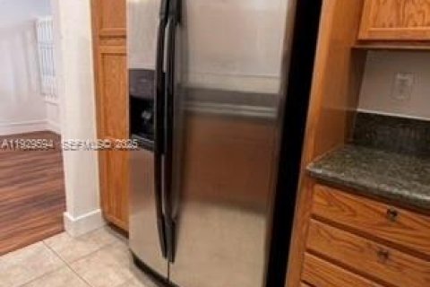 Снять в аренду таунхаус в Майами-Гарденс, Флорида 4 спальни, 156.73м2, № 1989574 - фото 7