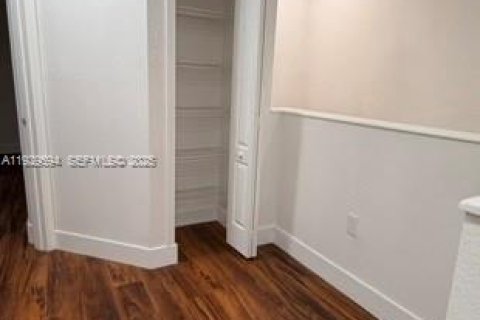 Снять в аренду таунхаус в Майами-Гарденс, Флорида 4 спальни, 156.73м2, № 1989574 - фото 20