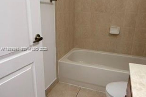 Снять в аренду таунхаус в Майами-Гарденс, Флорида 4 спальни, 156.73м2, № 1989574 - фото 28