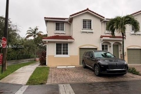 Снять в аренду таунхаус в Майами-Гарденс, Флорида 4 спальни, 156.73м2, № 1989574 - фото 2