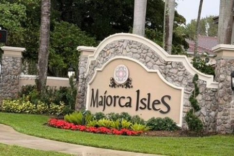 Снять в аренду таунхаус в Майами-Гарденс, Флорида 4 спальни, 156.73м2, № 1989574 - фото 1