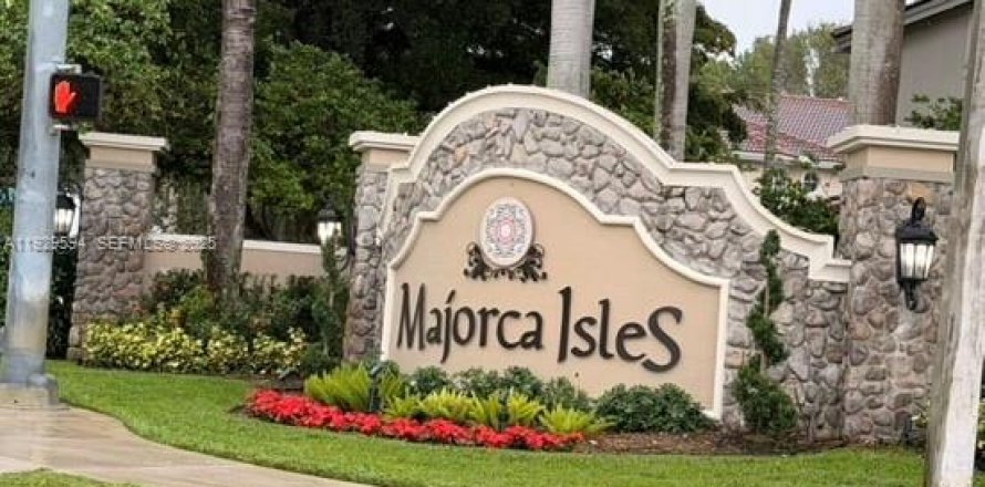 Таунхаус в Майами-Гарденс, Флорида 4 спальни, 156.73м2 № 1989574