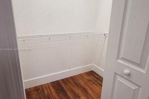 Снять в аренду таунхаус в Майами-Гарденс, Флорида 4 спальни, 156.73м2, № 1989574 - фото 27