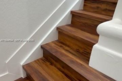 Снять в аренду таунхаус в Майами-Гарденс, Флорида 4 спальни, 156.73м2, № 1989574 - фото 17