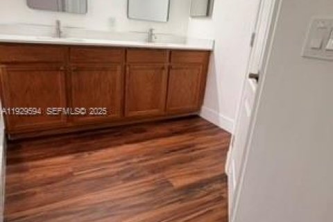 Снять в аренду таунхаус в Майами-Гарденс, Флорида 4 спальни, 156.73м2, № 1989574 - фото 23