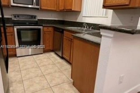 Снять в аренду таунхаус в Майами-Гарденс, Флорида 4 спальни, 156.73м2, № 1989574 - фото 6