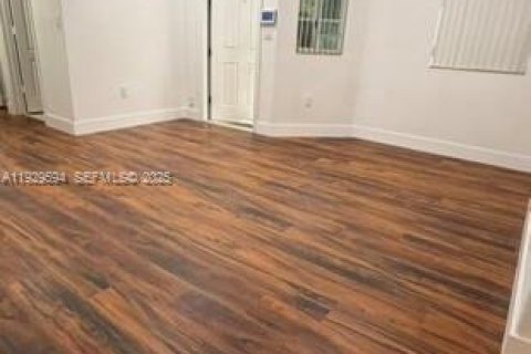 Снять в аренду таунхаус в Майами-Гарденс, Флорида 4 спальни, 156.73м2, № 1989574 - фото 11