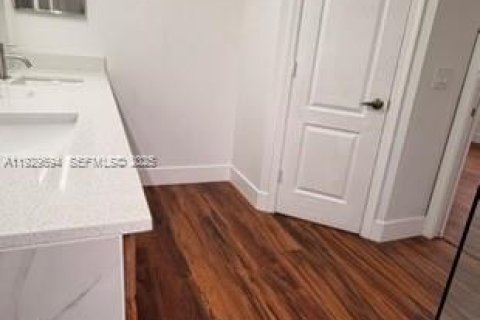 Снять в аренду таунхаус в Майами-Гарденс, Флорида 4 спальни, 156.73м2, № 1989574 - фото 19