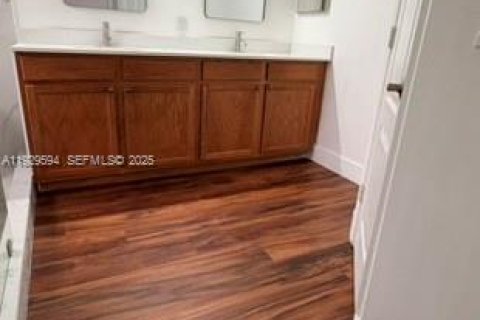 Снять в аренду таунхаус в Майами-Гарденс, Флорида 4 спальни, 156.73м2, № 1989574 - фото 24