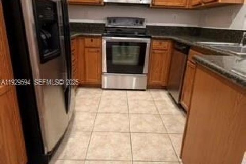 Снять в аренду таунхаус в Майами-Гарденс, Флорида 4 спальни, 156.73м2, № 1989574 - фото 3