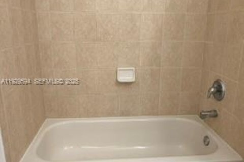 Снять в аренду таунхаус в Майами-Гарденс, Флорида 4 спальни, 156.73м2, № 1989574 - фото 16