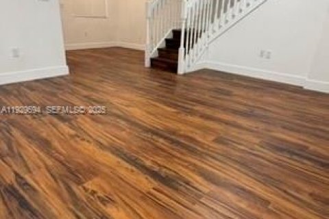 Снять в аренду таунхаус в Майами-Гарденс, Флорида 4 спальни, 156.73м2, № 1989574 - фото 8