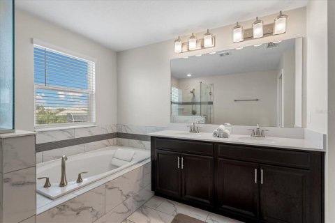 House in Four Corners, Florida 6 bedrooms, 358.42 sq.m. № 2116426 - photo 21