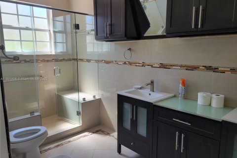 House in Miami Lakes, Florida 3 bedrooms, 205.69 sq.m. № 1943897 - photo 9