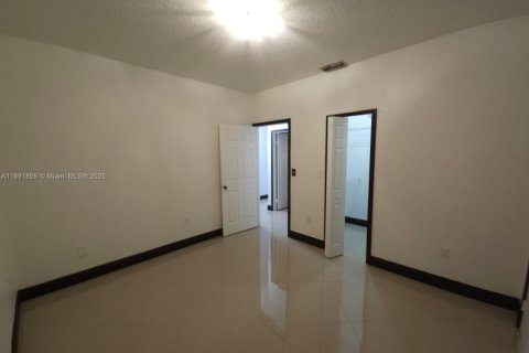 House in Miami Lakes, Florida 3 bedrooms, 205.69 sq.m. № 1943897 - photo 10