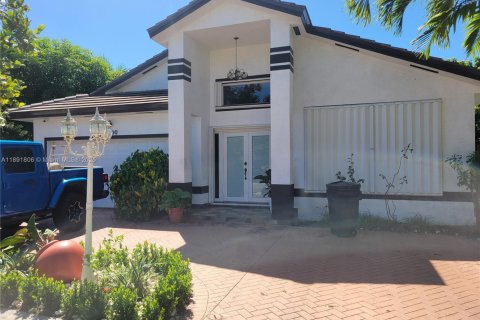 House in Miami Lakes, Florida 3 bedrooms, 205.69 sq.m. № 1943897 - photo 1