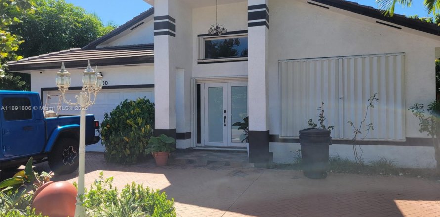 House in Miami Lakes, Florida 3 bedrooms, 205.69 sq.m. № 1943897