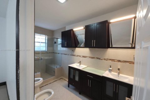 House in Miami Lakes, Florida 3 bedrooms, 205.69 sq.m. № 1943897 - photo 11