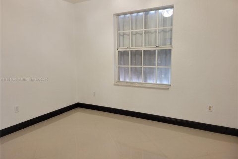 House in Miami Lakes, Florida 3 bedrooms, 205.69 sq.m. № 1943897 - photo 5