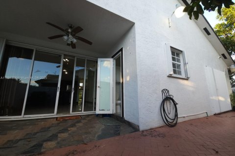 House in Miami Lakes, Florida 3 bedrooms, 205.69 sq.m. № 1943897 - photo 12