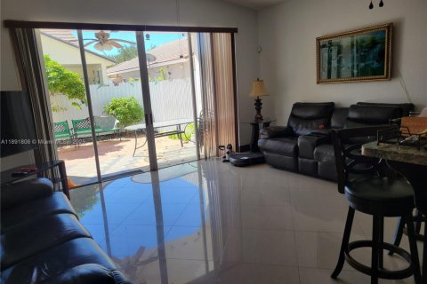 House in Miami Lakes, Florida 3 bedrooms, 205.69 sq.m. № 1943897 - photo 2