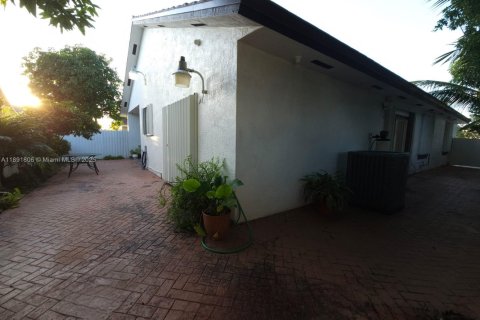 House in Miami Lakes, Florida 3 bedrooms, 205.69 sq.m. № 1943897 - photo 13