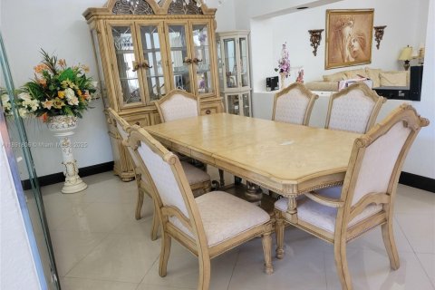 House in Miami Lakes, Florida 3 bedrooms, 205.69 sq.m. № 1943897 - photo 4