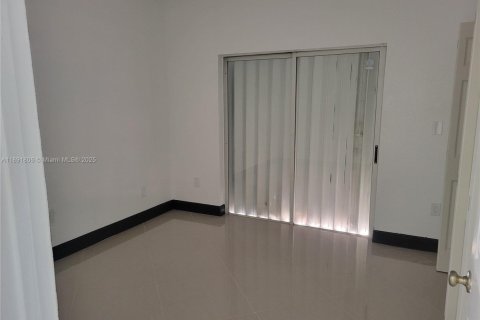 House in Miami Lakes, Florida 3 bedrooms, 205.69 sq.m. № 1943897 - photo 6