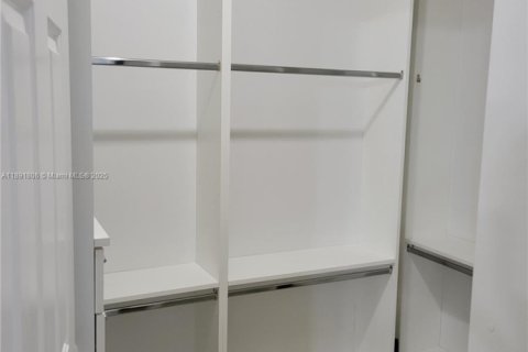 House in Miami Lakes, Florida 3 bedrooms, 205.69 sq.m. № 1943897 - photo 8