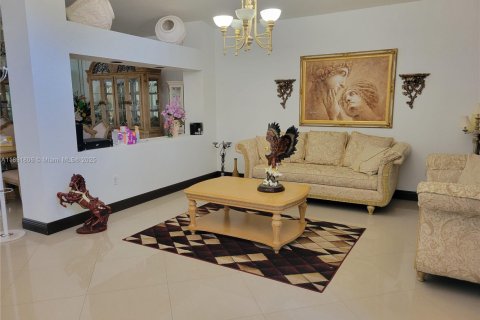 House in Miami Lakes, Florida 3 bedrooms, 205.69 sq.m. № 1943897 - photo 3