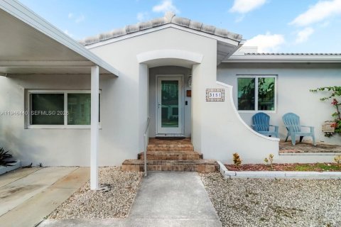 House in Miami, Florida 3 bedrooms, 153.94 sq.m. № 2003045