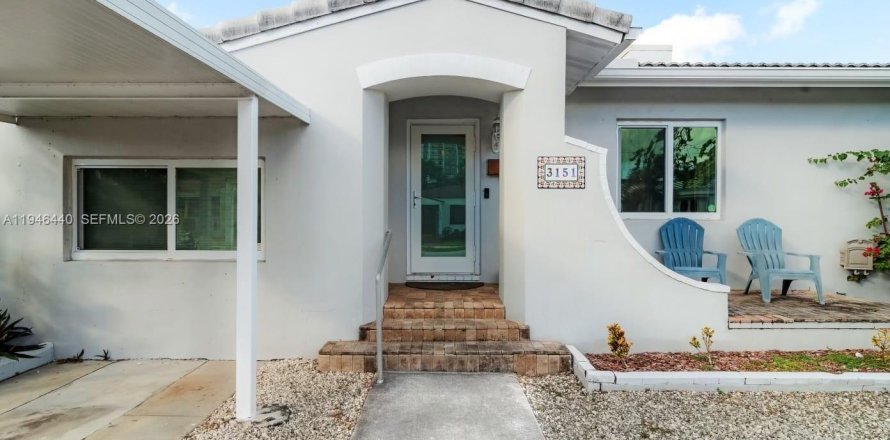 House in Miami, Florida 3 bedrooms, 153.94 sq.m. № 2003045
