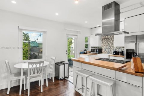 House in Miami, Florida 3 bedrooms, 153.94 sq.m. № 2003045 - photo 4