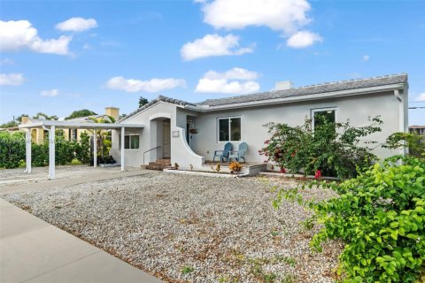 House in Miami, Florida 3 bedrooms, 153.94 sq.m. № 2003045 - photo 18