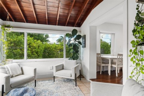 House in Miami, Florida 3 bedrooms, 153.94 sq.m. № 2003045 - photo 9