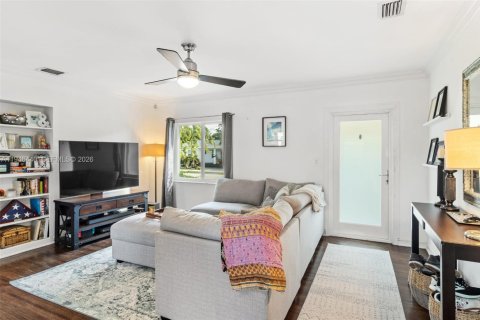 House in Miami, Florida 3 bedrooms, 153.94 sq.m. № 2003045 - photo 3