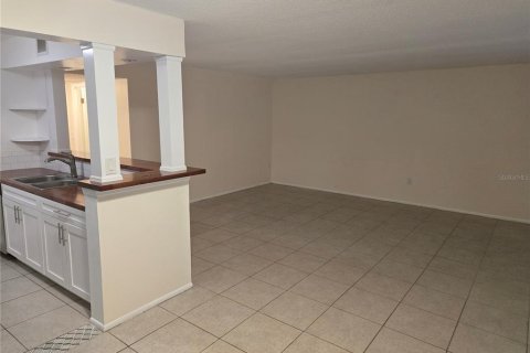 Condo in Saint Petersburg, Florida, 2 bedrooms  № 2167613 - photo 2