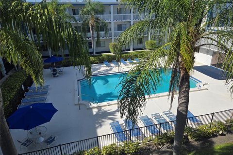 Condo in Saint Petersburg, Florida, 2 bedrooms  № 2167613 - photo 11