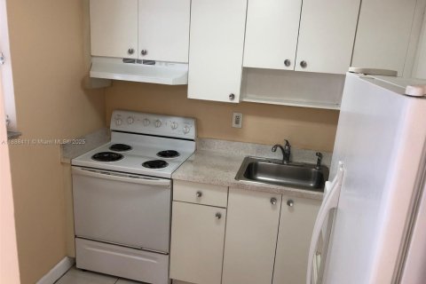 Condo in Hialeah, Florida, 2 bedrooms  № 1942300 - photo 3