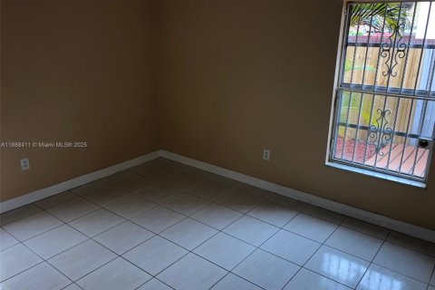 Condo in Hialeah, Florida, 2 bedrooms  № 1942300 - photo 8