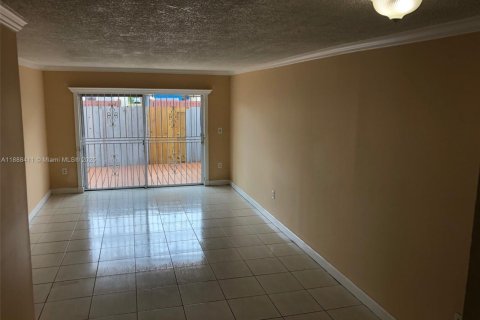 Condo in Hialeah, Florida, 2 bedrooms  № 1942300 - photo 2